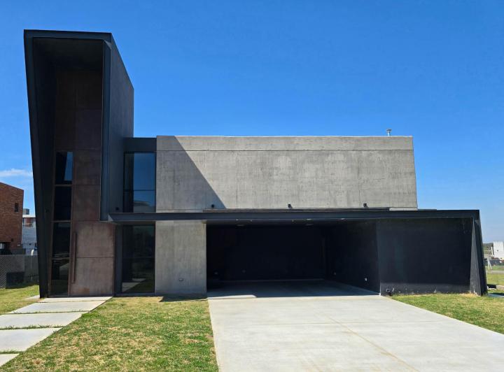 Casa · 300m² · 7 Ambientes · 2 Cocheras