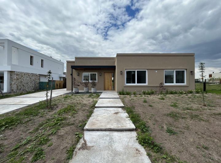 Casa · 200m² · 4 Ambientes · 2 Cocheras
