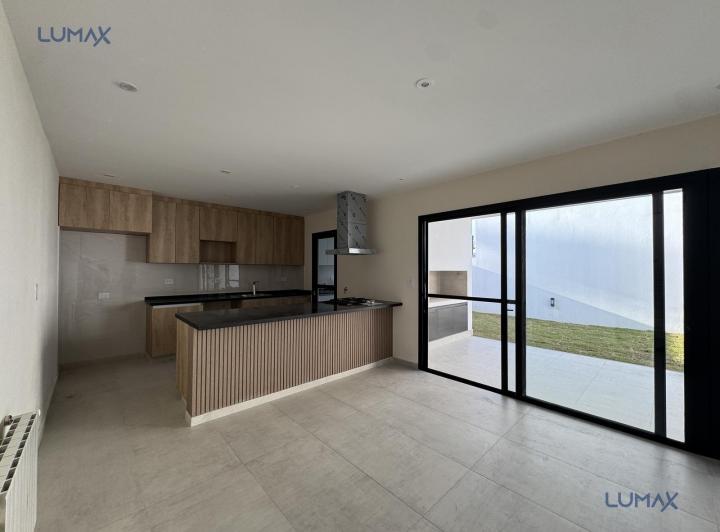 Casa · 210m² · 5 Ambientes · 2 Cocheras