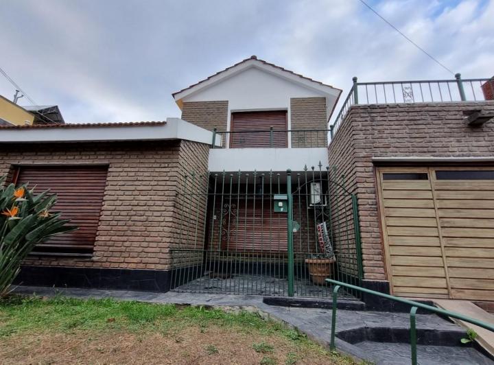 Casa · 245m² · 7 Ambientes · 1 Cochera