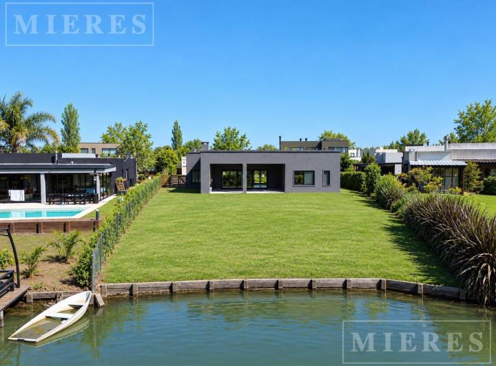Casa · 165m² · 6 Ambientes · 5 Cocheras