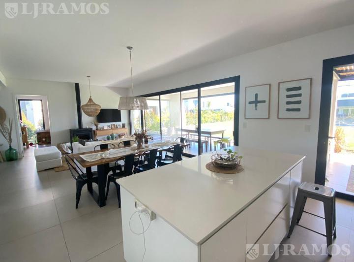 Casa · 200m² · 5 Ambientes