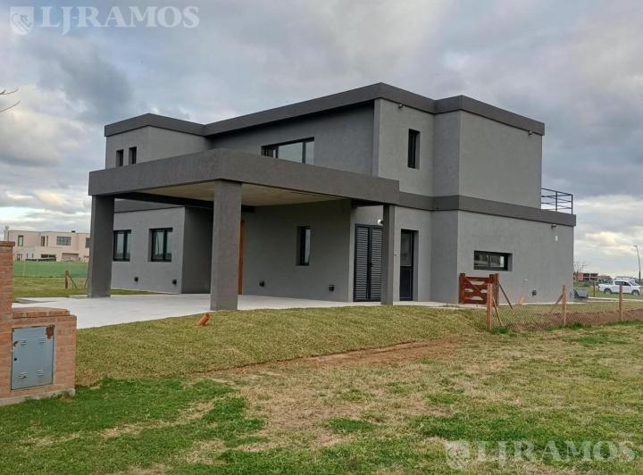 Casa · 227m² · 5 Ambientes · 2 Cocheras