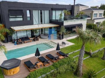 Casa · 605m² · 4 Dormitorios · 2 Cocheras · Casa en Venta en Albanueva