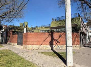 Casa · 165m² · 5 Ambientes · 2 Cocheras · Venta de Casa Ubicada en Olegario Víctor Andrade y Laprida.