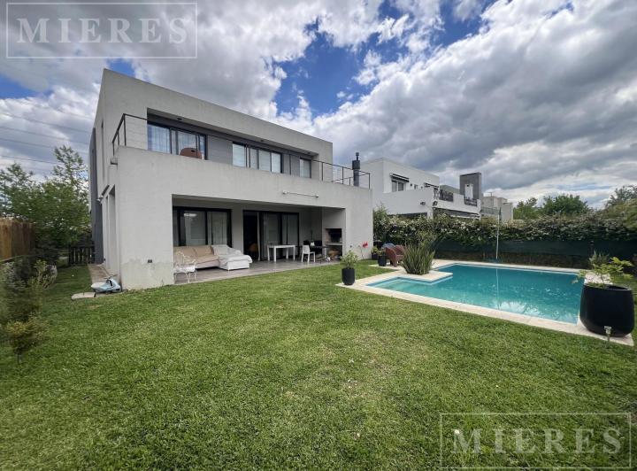 Casa · 200m² · 7 Ambientes · 4 Cocheras