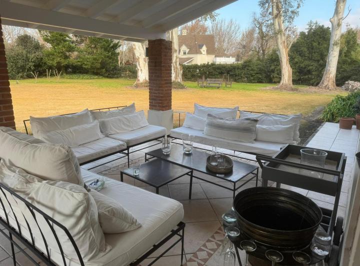 Casa · 300m² · 5 Ambientes · 2 Cocheras