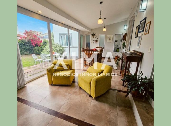 Casa · 296m² · 3 Dormitorios · 2 Cocheras