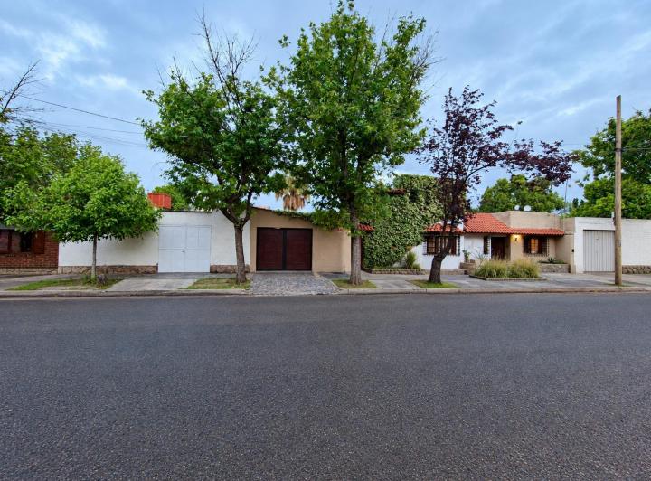 Casa · 370m² · 5 Ambientes · 2 Cocheras
