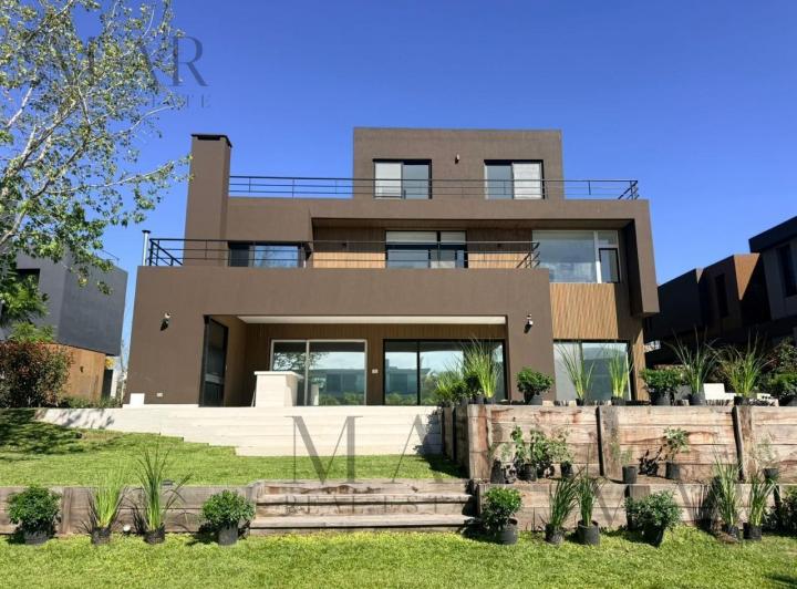 Casa · 520m² · 8 Ambientes · 2 Cocheras