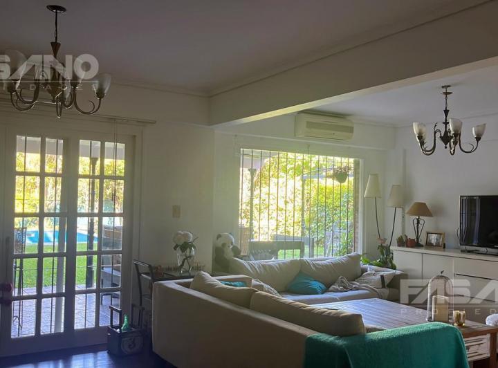 Casa · 313m² · 6 Ambientes · 1 Cochera
