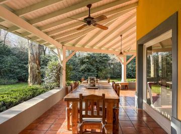 Casa de 6 ambientes, José C Paz · Casa en Venta en El Golf Club Argentino con Gran Jardín y Pileta