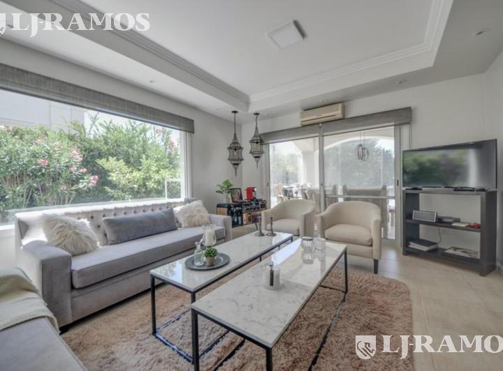 Casa · 250m² · 7 Ambientes · 4 Cocheras