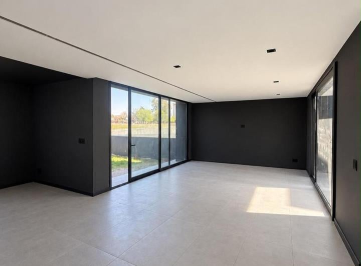 Casa · 200m² · 5 Ambientes · 2 Cocheras
