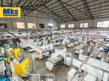 Bodega-Galpón · 1600m² · 4 Cocheras · Venta. Galpon 900 m² + 900 m² de Oficinas. Mixtura 2. Pompeya.