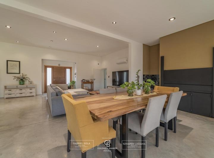 Casa · 213m² · 6 Ambientes · 7 Cocheras