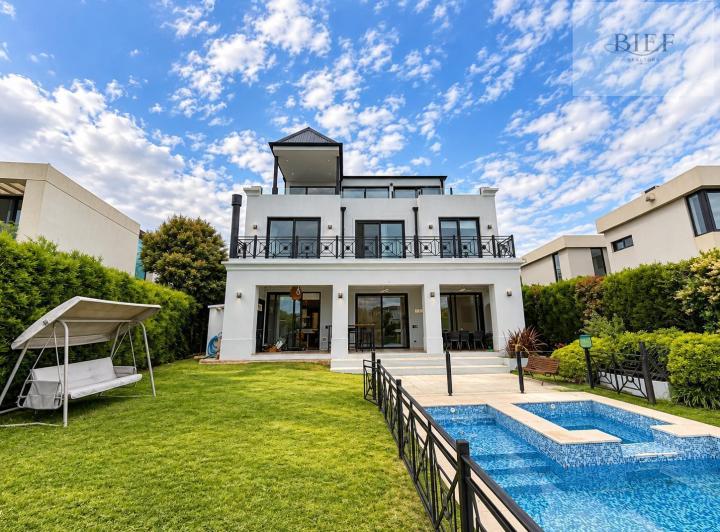 Casa · 400m² · 7 Ambientes · 6 Cocheras
