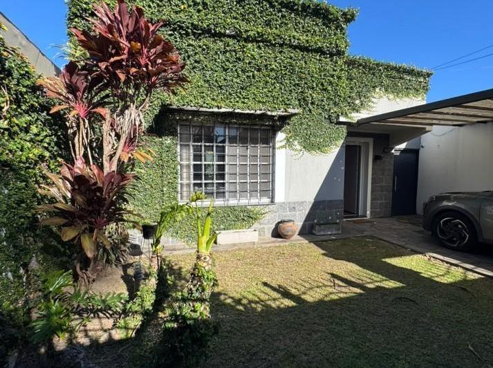 Casa · 227m² · 6 Ambientes · 2 Cocheras