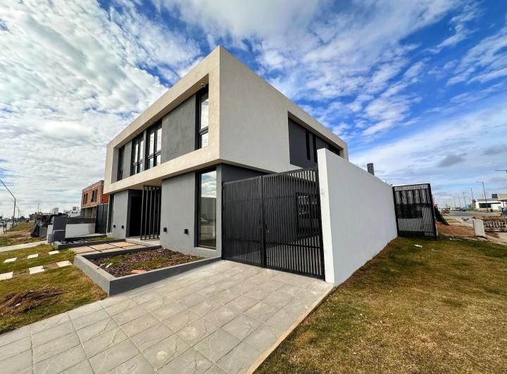 Casa · 133m² · 3 Dormitorios · 2 Cocheras