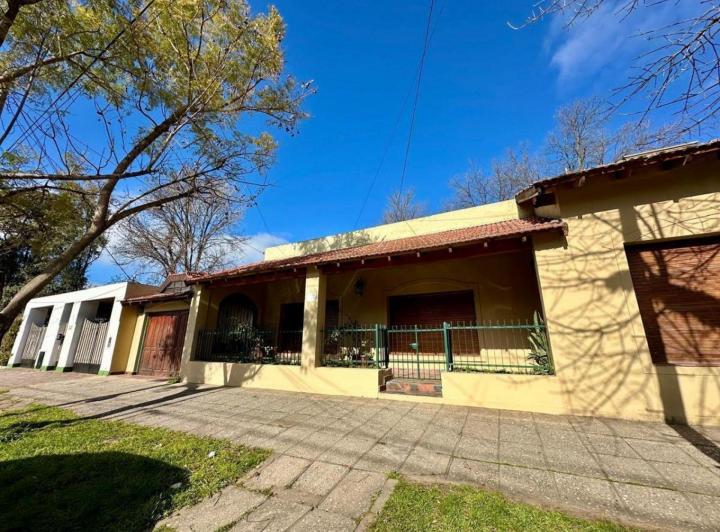Casa · 220m² · 4 Ambientes · 1 Cochera