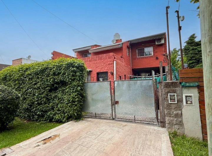 Casa · 130m² · 5 Ambientes · 3 Cocheras