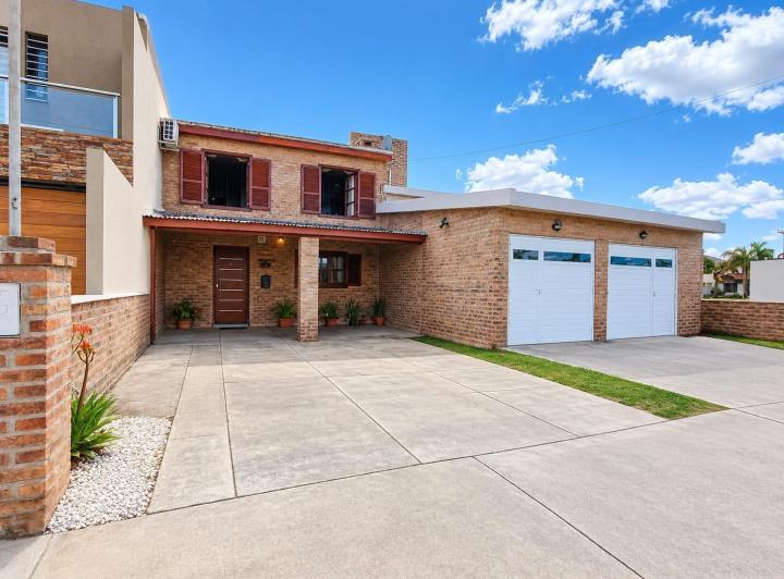 Casa · 414m² · 8 Ambientes · 4 Cocheras