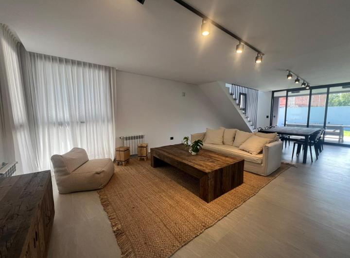 Casa · 254m² · 4 Ambientes · 2 Cocheras