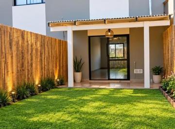 Casa · 72m² · 3 Ambientes · 2 Cocheras · Te Financiamos El Costo Para Ingresar!