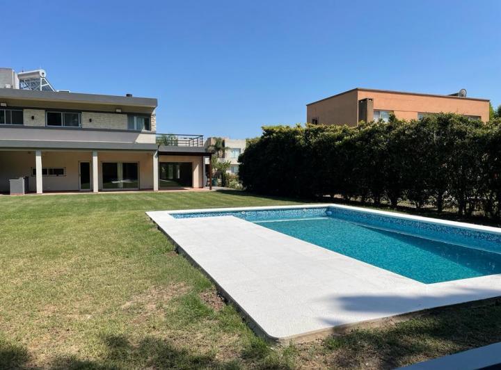 Casa · 200m² · 4 Ambientes · 2 Cocheras