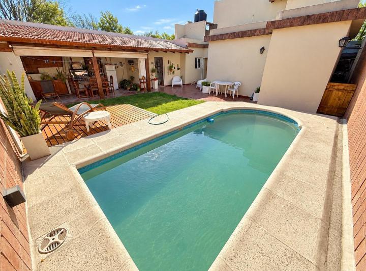 Casa · 211m² · 5 Ambientes · 2 Cocheras