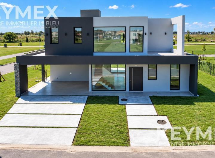 Casa · 262m² · 5 Ambientes · 2 Cocheras