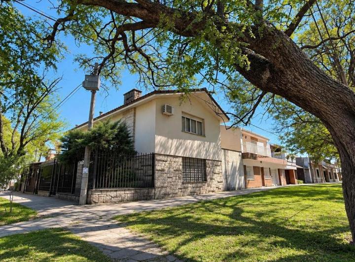 Casa · 166m² · 11 Ambientes · 1 Cochera