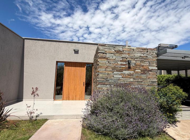 Casa · 220m² · 6 Ambientes · 2 Cocheras