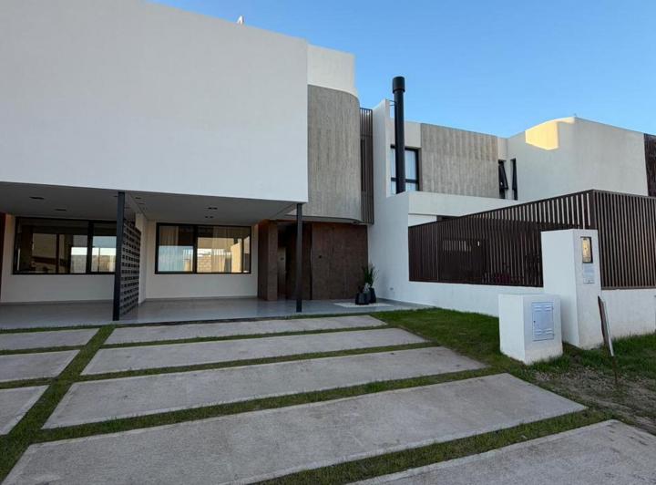 Casa · 180m² · 5 Ambientes · 2 Cocheras