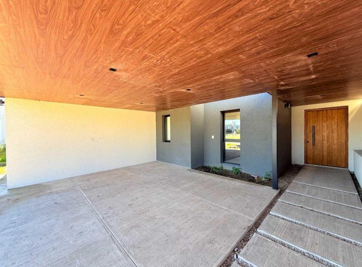 Casa · 135m² · 5 Ambientes · 4 Cocheras