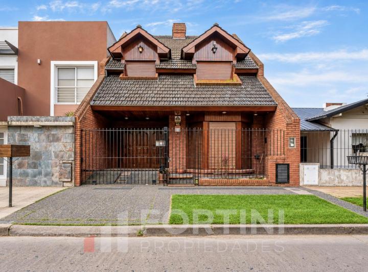 Casa · 230m² · 4 Ambientes · 1 Cochera