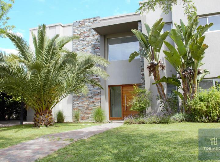 Casa · 334m² · 5 Ambientes · 4 Cocheras