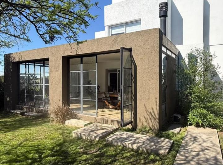 Casa · 216m² · 4 Ambientes · 2 Cocheras