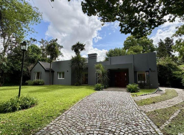 Casa · 200m² · 5 Ambientes · 2 Cocheras