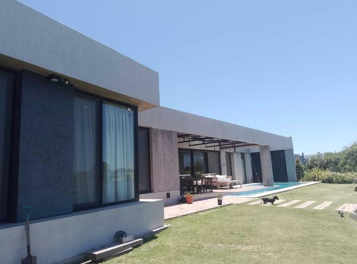 Casa · 183m² · 4 Ambientes · 2 Cocheras