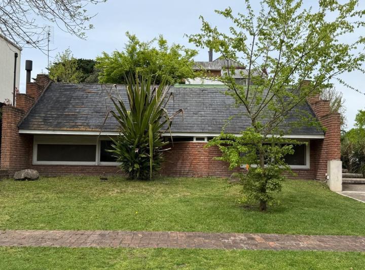 Casa · 250m² · 4 Ambientes · 2 Cocheras
