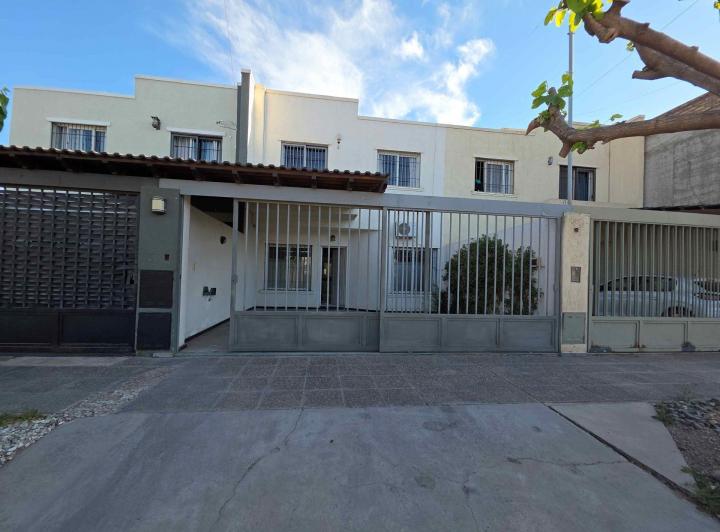 Casa · 131m² · 5 Ambientes · 2 Cocheras