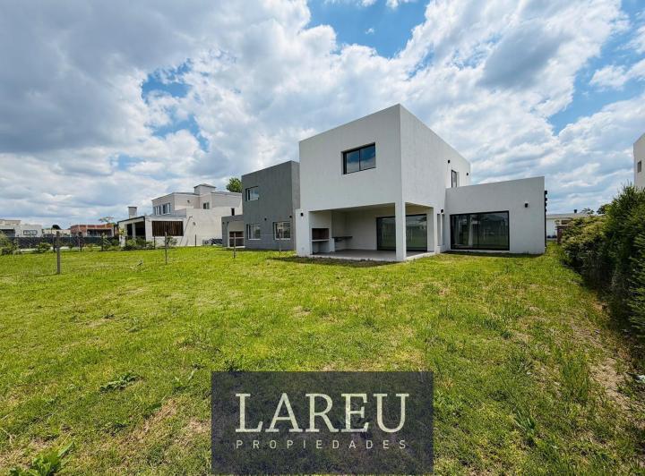 Casa · 170m² · 4 Ambientes · 1 Cochera