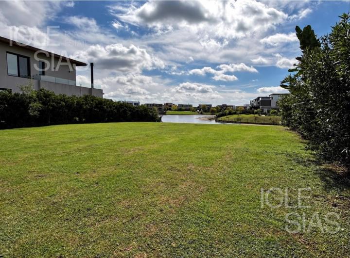 Terreno · 908m²