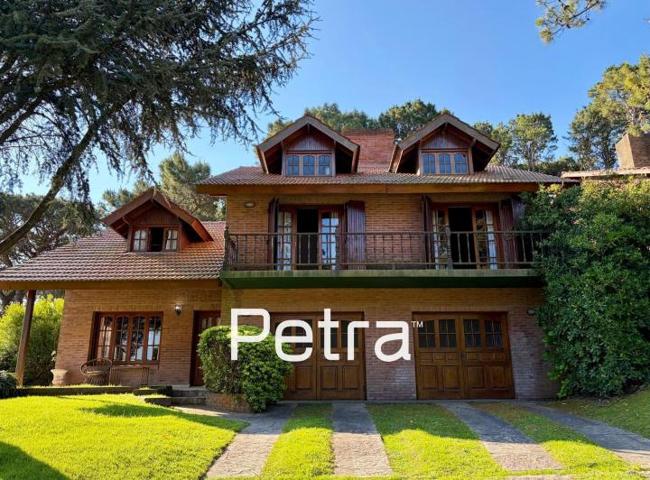 Casa · 614m² · 8 Ambientes · 2 Cocheras