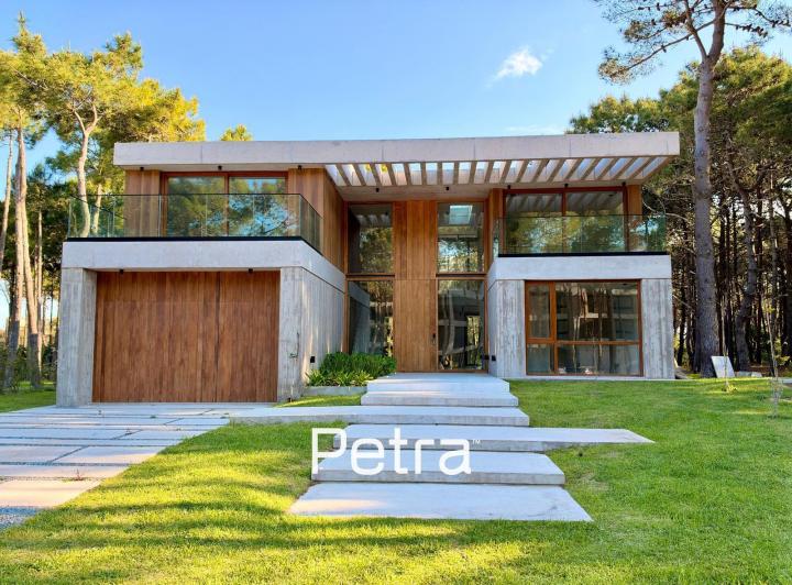 Casa · 373m² · 6 Ambientes · 1 Cochera