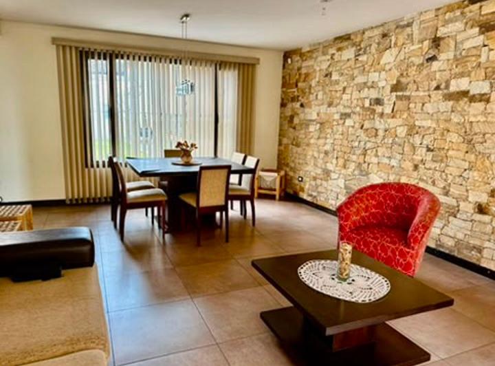 Casa · 240m² · 6 Ambientes · 2 Cocheras