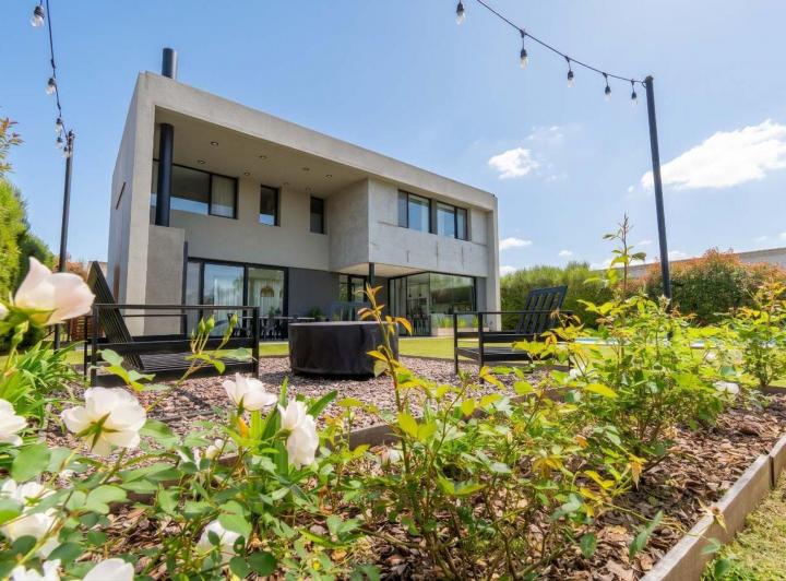 Casa · 180m² · 4 Ambientes · 2 Cocheras