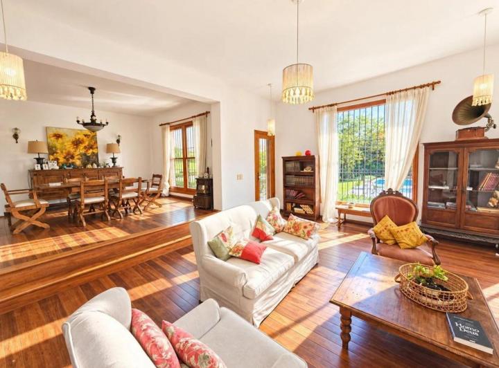 Casa · 301m² · 8 Ambientes · 2 Cocheras