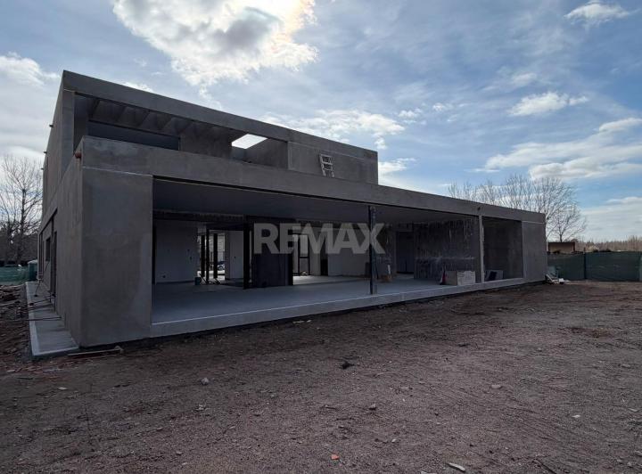 Casa · 276m² · 8 Ambientes · 1 Cochera